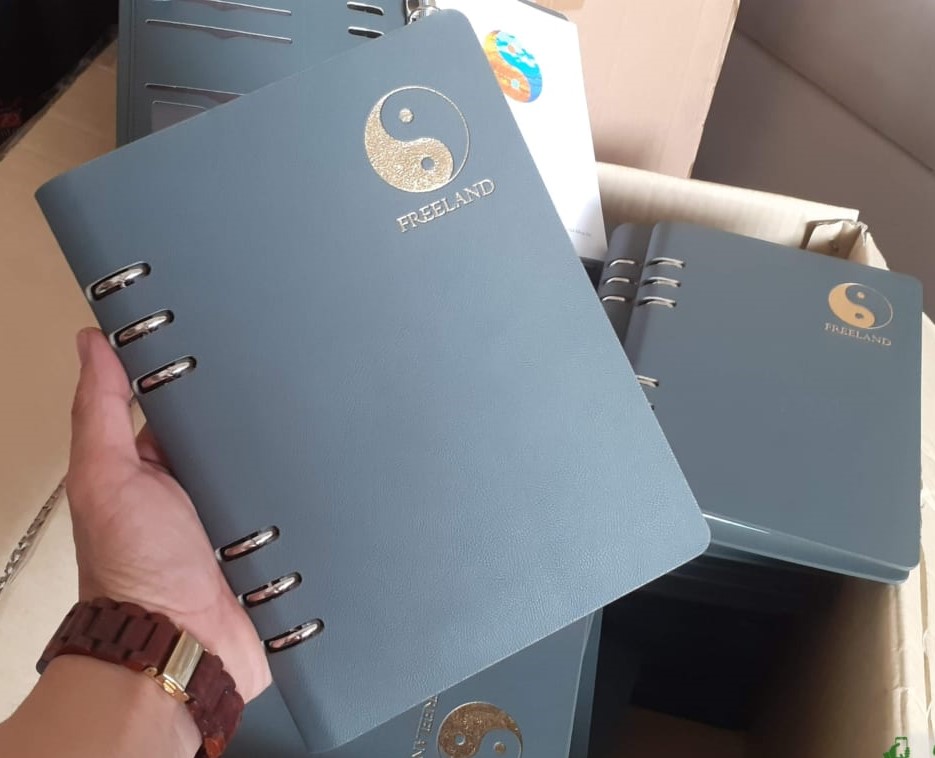 So-Tay-Da-Bia-Cong-in-logo-theo-yeu-Doanh-nghiep-FREELAND-lam-qua-tang-1